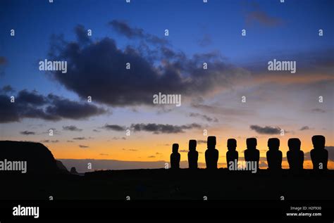 Fotografia Panoramica Di Aku Tongariki Con Le Sagome Di Moai Statue A