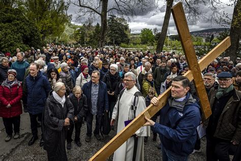 Confira imagens da Sexta-feira Santa ao redor do mundo