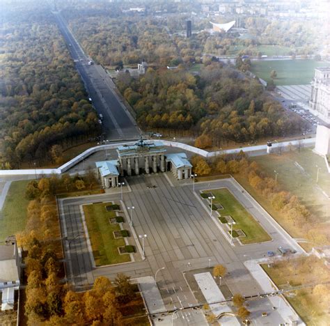 Luftbildaufnahmen der Berliner Mauer am Brandenburger Tor und am Reichstag #murdeberlin | West ...