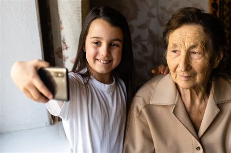 Abuela Y Nieta Una Ni A Linda Le Muestra A Su Abuela Un Tel Fono