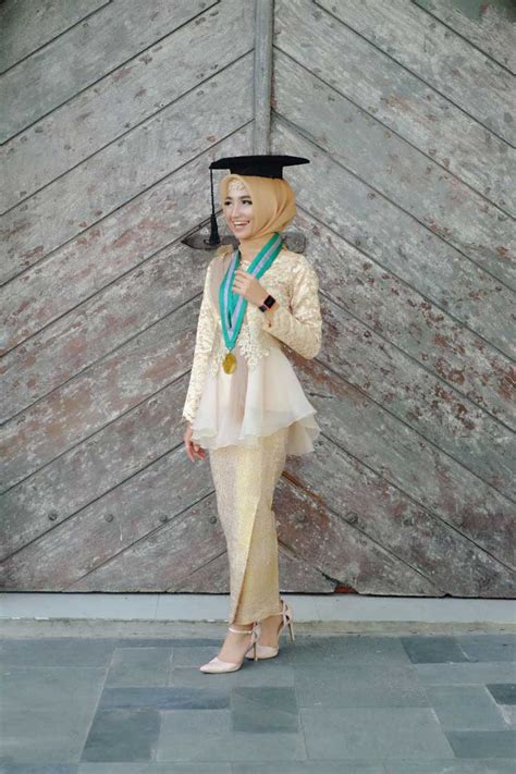 Model Kebaya Wisuda Muslim Hijab Modern Terbaru