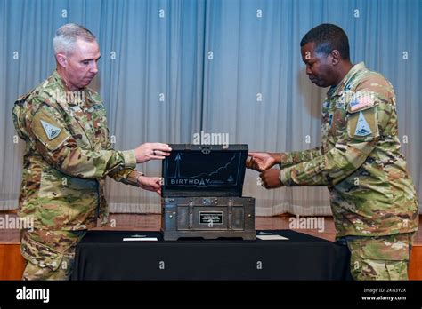 El Teniente General Stephen N Whiting De La Fuerza Espacial De Los