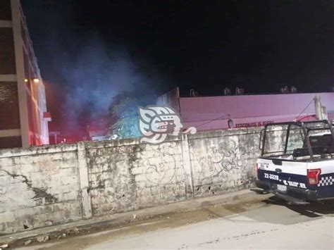 Se Incendia Camioneta En Bodega De CFE En Coatzacoalcos