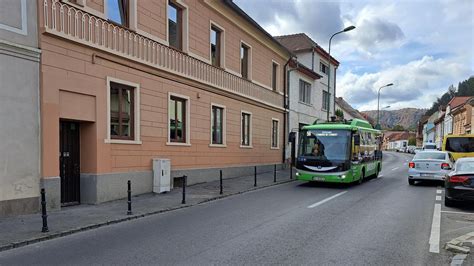 Avarie la rețeaua de apă din cartierul Șchei din Brașov Autobuzele