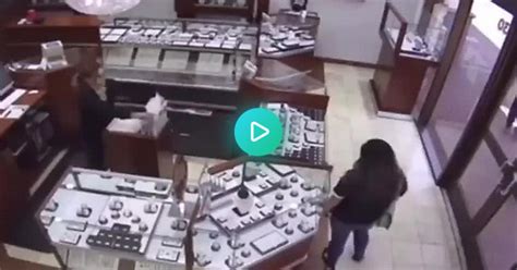 Jewelry Store Employees Fight Off Smash And Grab Robbers In Huntington