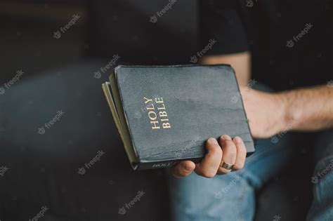 El Hombre Cristiano Sostiene La Santa Biblia En Las Manos Leyendo La