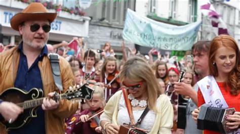 15,000 Strong: Galway's Historic 'Galway Girl' Street Concert - Love Ireland