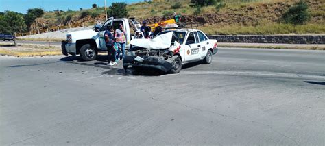 Aparatoso choque entre un taxi y un vehículo particular en la avenida