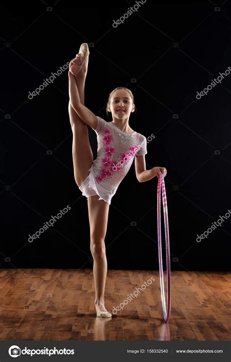Ritmische gymnastiek meisje ⬇ Stockfoto, rechtenvrije foto door ...