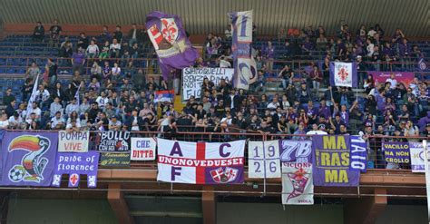 Lo Spettacolo Dei Tifosi Viola Allo Stadium Incitamento Continuo E