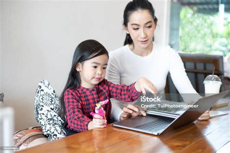 Photo Libre De Droit De Maman Apprend À Sa Fille À Lire Un Livre Et À