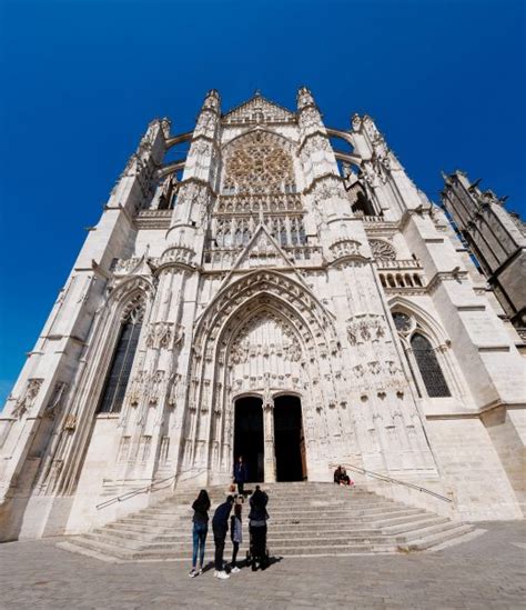 Beauvais Tour Guide • Visit France