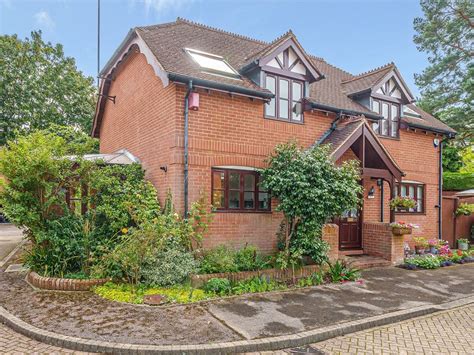 2 Bed Semi Detached House For Sale In Foley Mews Claygate Esher Kt10