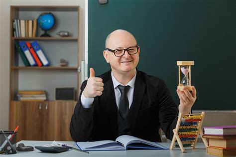 Nagroda Jubileuszowa Dla Nauczyciela Komu Przys Uguje I Jak Obliczy