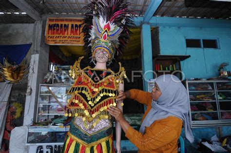 Kerajinan Kostum Tarian Tradisional Antara Foto