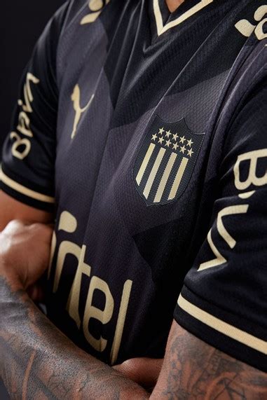 Pe Arol Present Sus Dos Camisetas Alternativas Que Comenzaron A