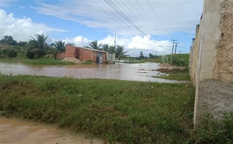 Nível do Rio Jacuípe sobe 4 metros acima do normal e preocupa moradores