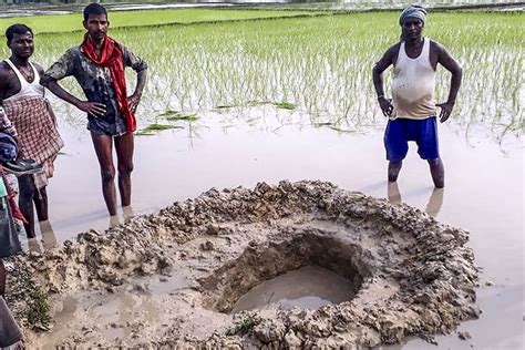 Diduga Meteorit Batu Sebesar Bola Sepak Jatuh Dari Langit Ke Sawah Di