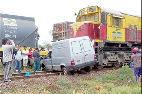 Tren Embistió Y Arrastró 200 Metros A Una Camioneta Con Dos Menores