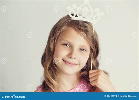 Belle Petite Fille Avec La Couronne De Livre Blanc Contre Un Backgr