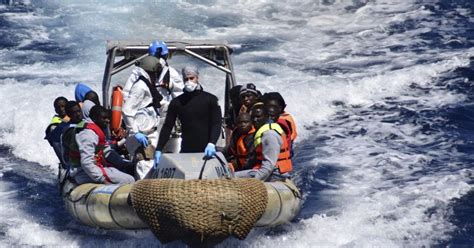 Miguel Ahumada Itália retira 1 300 imigrantes de barcos no Mediterrâneo