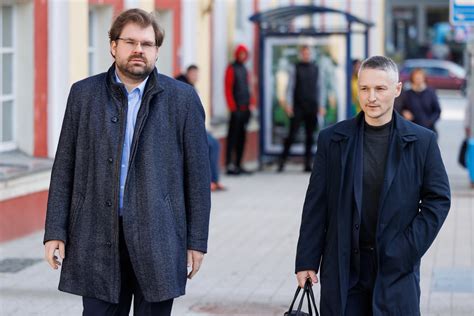 Su šypsena, bet be atsakymų: į pirmąjį teismo posėdį atvykusio K ...