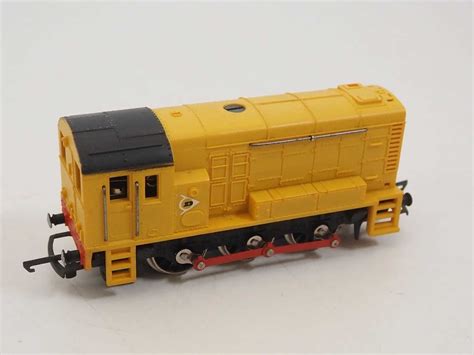 A Wrenn W2243 Oo Gauge Class 08 Diesel Loco In Dunlop Yellow Livery Missing Dunlop Names From Si