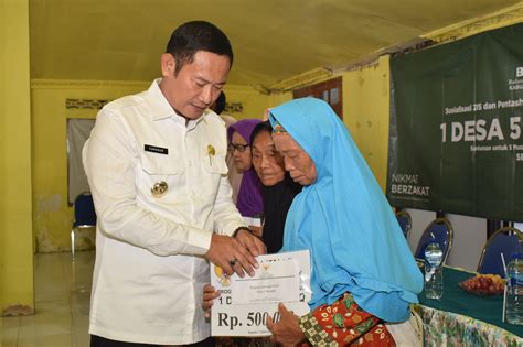 Jamin Kesejahteraan Masyarakat Pemkab Lamongan Salurkan Bantuan Sosial