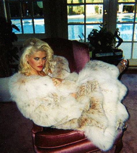 Icon Blonde Hair Red Lipstick Anna Nicole Smith Fur Coat Anna Nicole