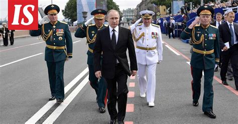 Putin ilmestyikin paraatiin Pietarin keskustaan – tervehti jokaisen ...