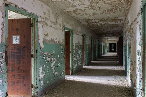 Hallway of an Abandoned Mental Hospital, 2016 [OC] [4272 x 2848 ...