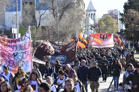 Paro Y Marcha De Estatales En El Centro De Neuqu N Repudian El Ajuste