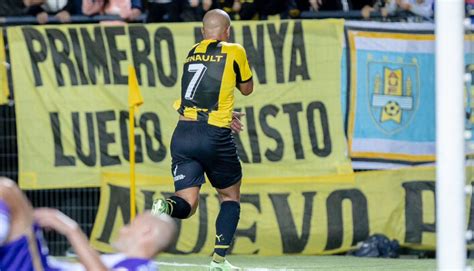 Pe Arol Triunf Ante F Nix Y Acaricia El Trofeo Del Apertura Grupo R