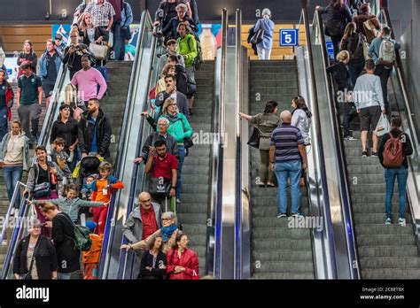 Menschenmassen Rolltreppe Bewegt Stockfotos Und Bilder Kaufen Alamy