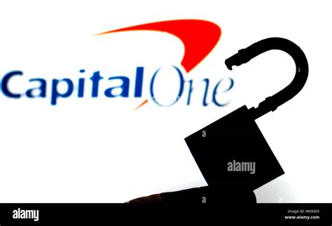 Capital One Bank Logo Sur Lécran De Fond Et Une Silhouette De La