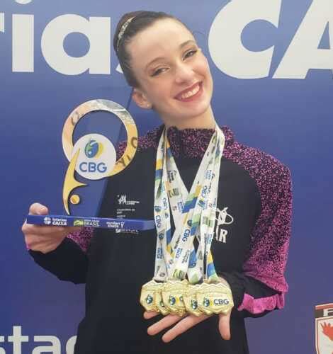 Isadora Carnielli Conquista Cinco Medalhas De Ouro No Brasileiro De