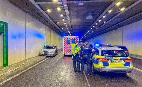 Unfall auf der Karlsruher Südtangente Lkw stößt mit Auto zusammen