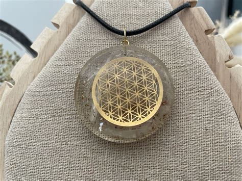 Les Presque Parfait Collier Orgonite Amulette Fleur De Vie Dor