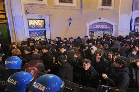 Roma Protesta Degli Studenti Davanti Alla Camera Cariche Della Polizia