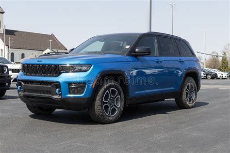 Jeep Grand Cherokee Display En Un Concesionario Jeep Ofrece El Gran