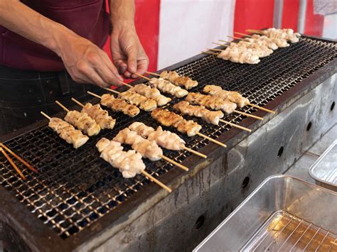 焼き鳥の食べ方、串から外す？外さない？正しいマナーはあるの！？ 知識の泉