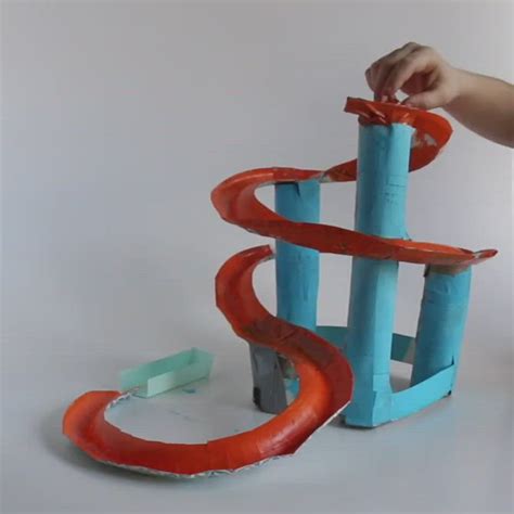 FAÇA UMA SUPER PISTA DE PAPELÃO PRA CARRO DIY DE PAPELÃO Hot wheels diy Cardboard toys Hot