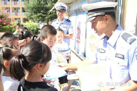 開學第一課！ 交警蜀黍送安全進校園 每日頭條