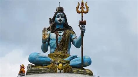 Mahashivratri 2024 गले में सांप सिर पर चंद्रमा जानिए क्या है भगवान