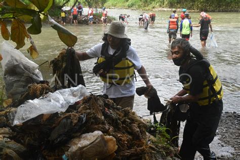 Bersihkan Sampah Sungai Ciliwung Bogor Antara Foto