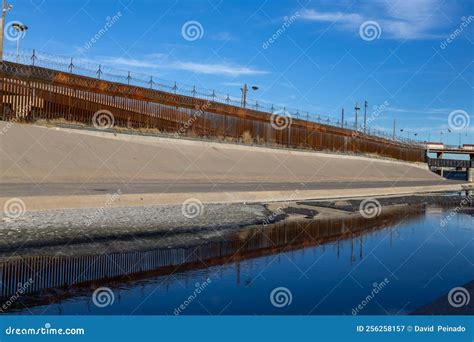 Rio Bravo Natural Border in Juarez Chihuahua Editorial Photography - Image of daughter, crisis ...