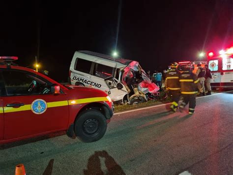 Sete pessoas ficam feridas em acidente entre van e caminhão na BR 381