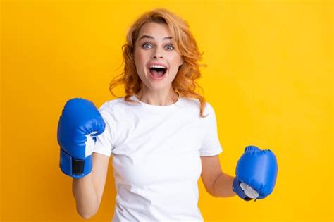 Alegre Mulher Comemorando A Vit Ria Mulher Em Luvas De Boxe Gritando