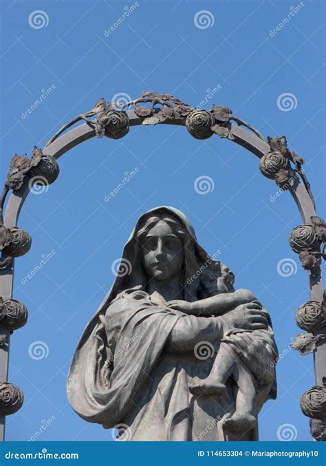 Estatua De La Virgen María Con El Bebé Jesús En Viena Imagen de archivo