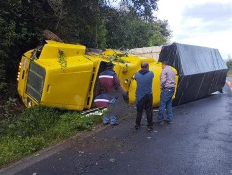 Hombre Muere Instant Neamente Tras Volcar El Tr Iler Que Conduc A Sobre